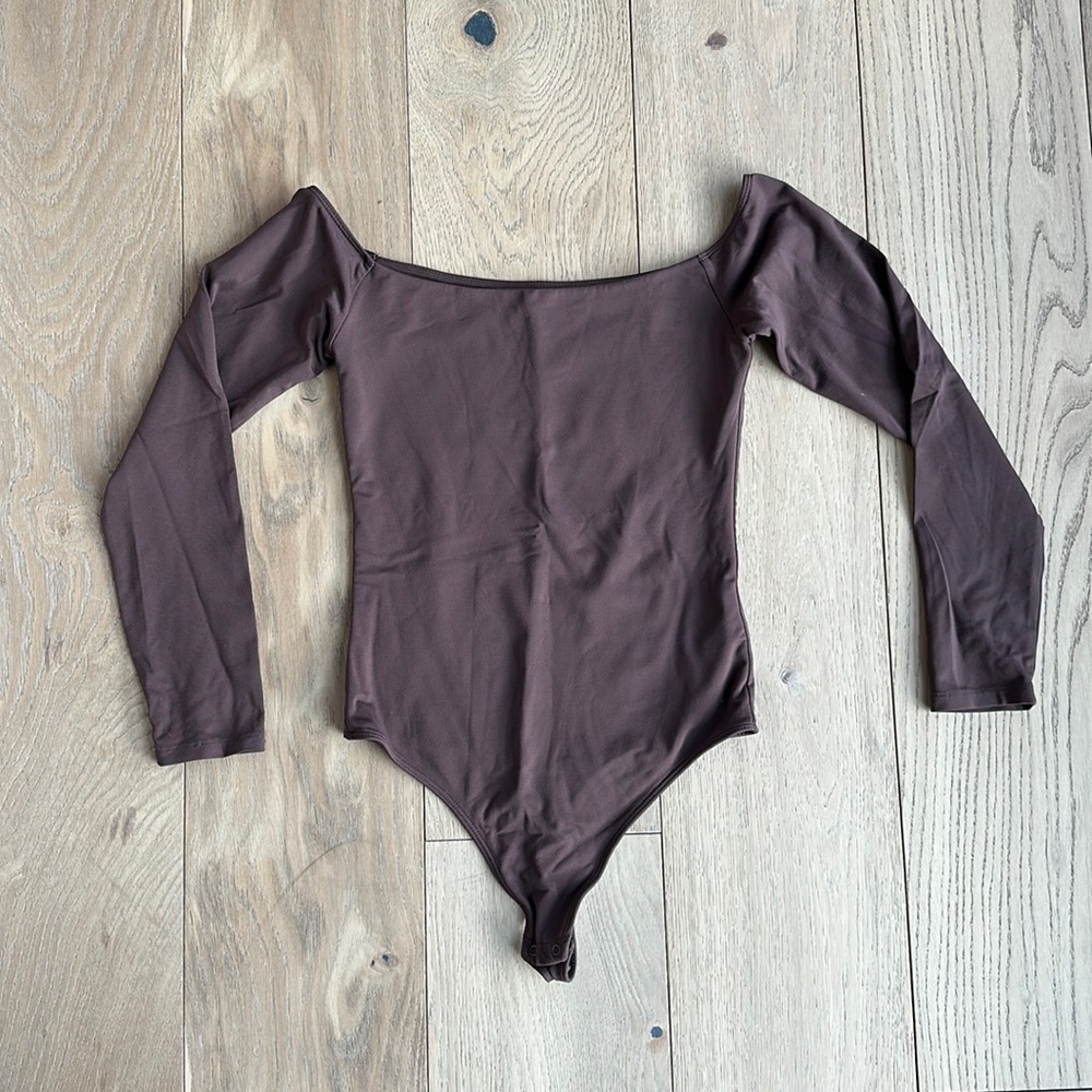Aritzia Babaton Contour Squareneck Longsleeve Bodysuit M